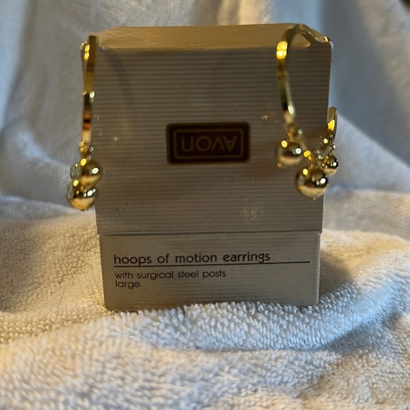 Avon Vintage 1991 Gold Tone Hoops of Motion earrings - Picture 1 of 5